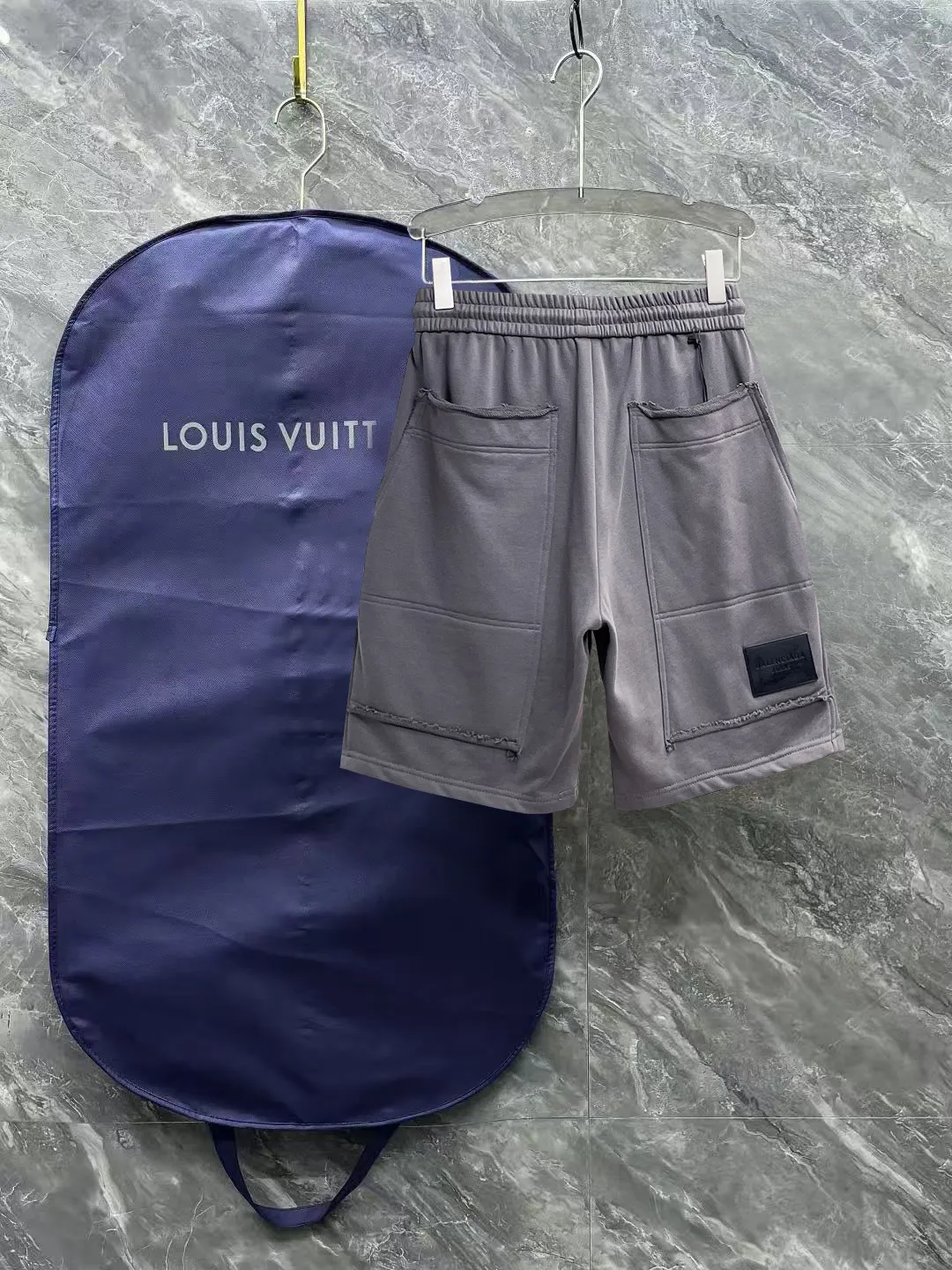 Balenciaga's three-standard complete 2026 summer New Arrival men's casual shorts, advanced custom-made Breathable fabric, Breathable fabric, extremely stretchy and comfortable, impeccable details, top-grade accessories, original logo design concept, delicate and soft feel! The upper body fit is awesome! Size: M-XXXL Please state your height and weight when ordering